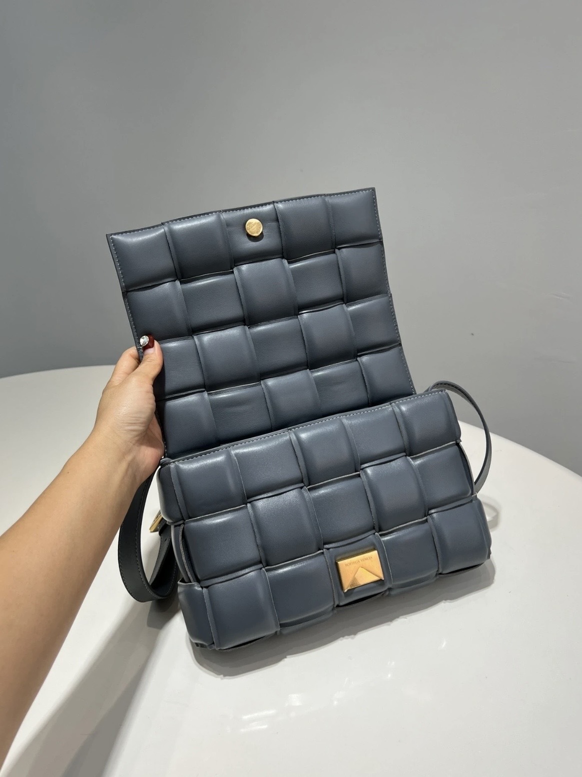 Bottega Veneta Padded Cassette 15格 Intreccio編織金扣 羊皮革枕頭包