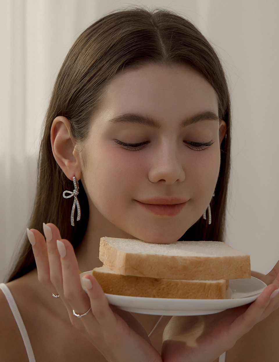 鑽光蝴蝶結。針式耳環