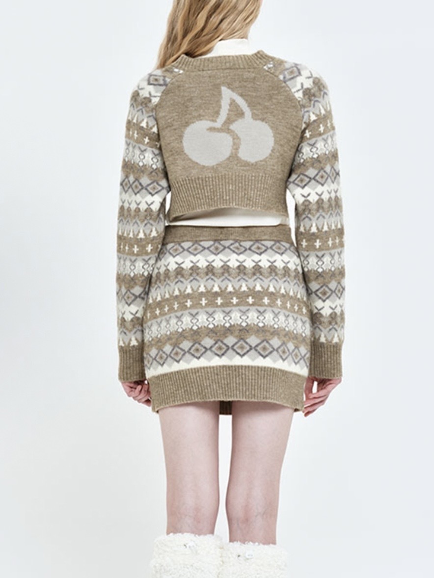 KIRSH FW23 櫻桃幾何圖案長袖短款針織衫