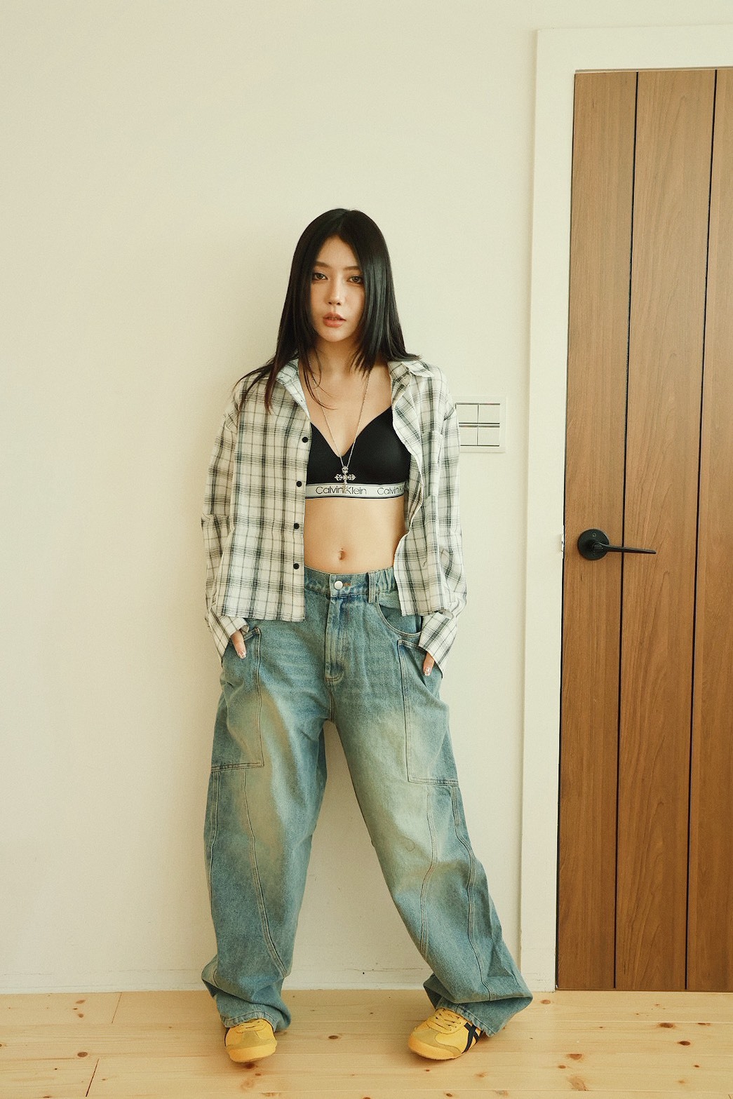 側大口袋 線條彎刀 後鬆緊 刷色 #牛仔褲