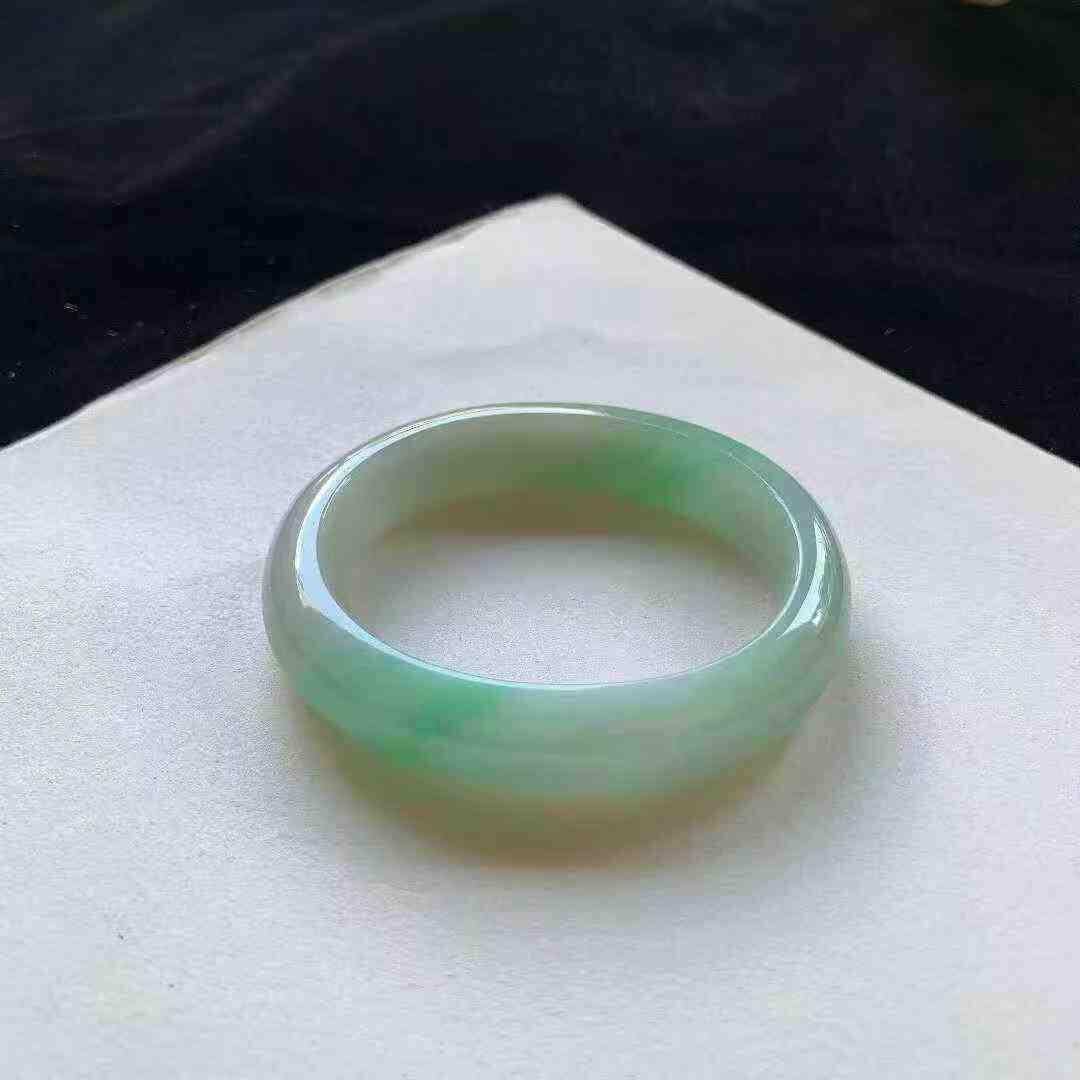 9235652 51mm果綠翡翠貴妃手鐲 (50-52)