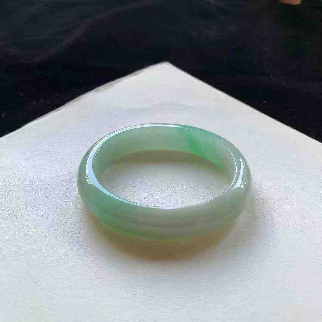 9235652 51mm果綠翡翠貴妃手鐲 (50-52)