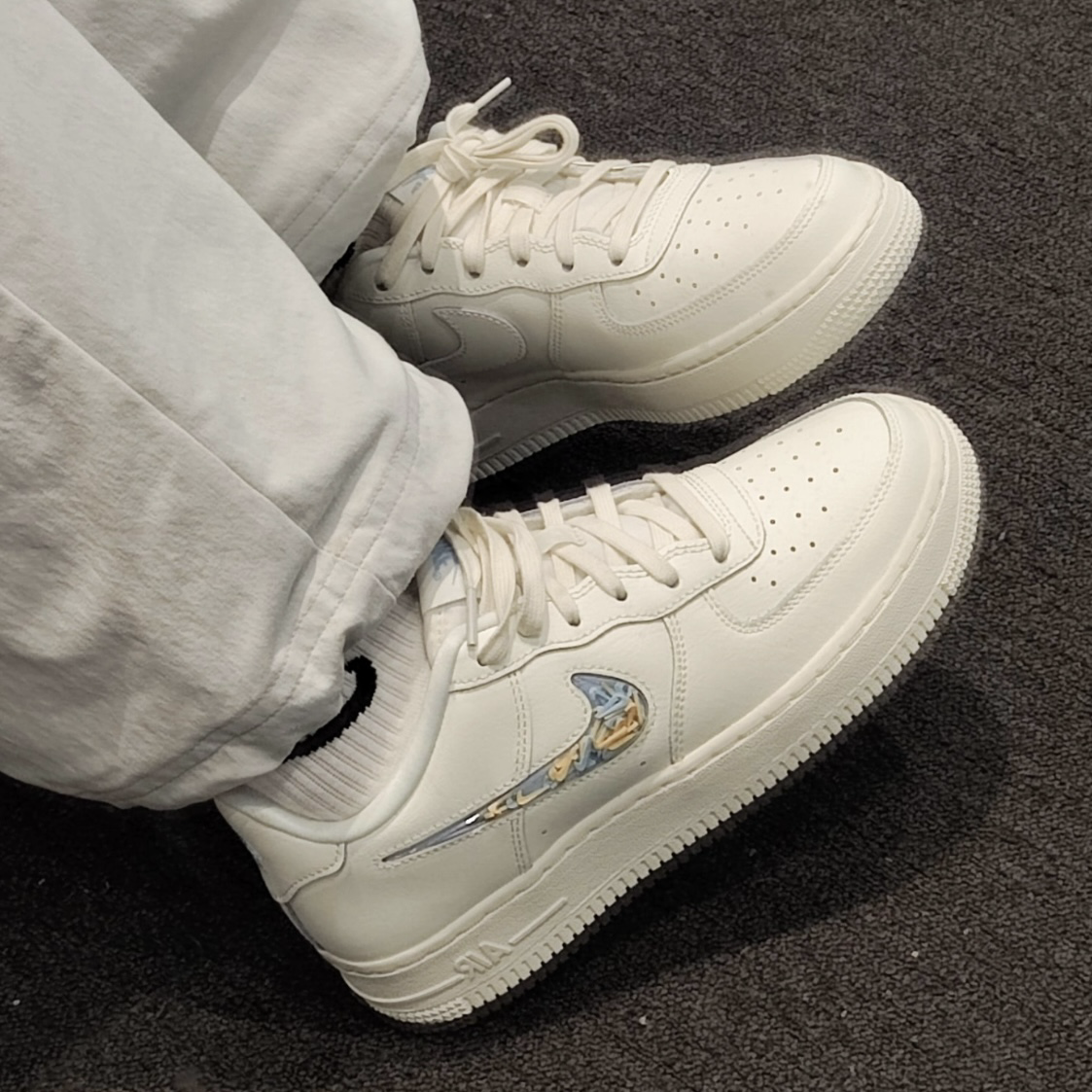 <國外限定> Nike Air Force 1 LV8 奶油白 藍黃流沙小勾 透明Swoosh 低筒休閒鞋