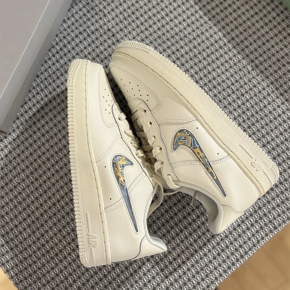<國外限定> Nike Air Force 1 LV8 奶油白 藍黃流沙小勾 透明Swoosh 低筒休閒鞋