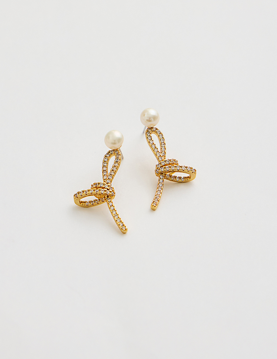 滿鑽綁結珍珠。針式耳環