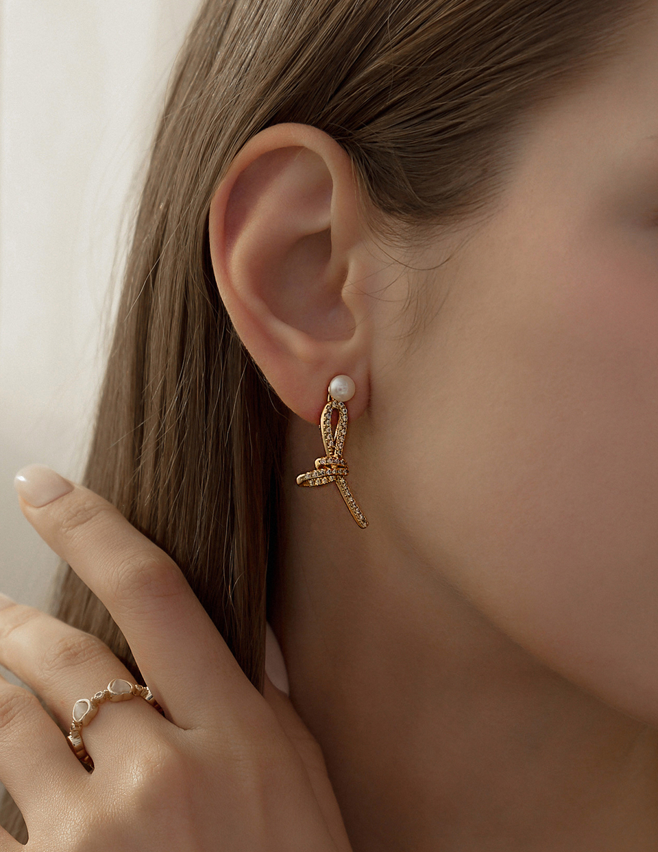 滿鑽綁結珍珠。夾式耳環