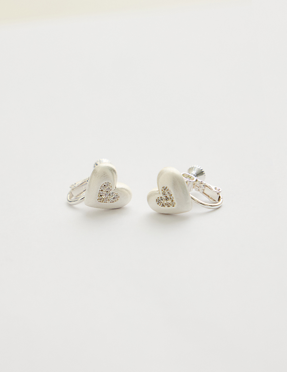 霧銀光感愛心。夾式耳環