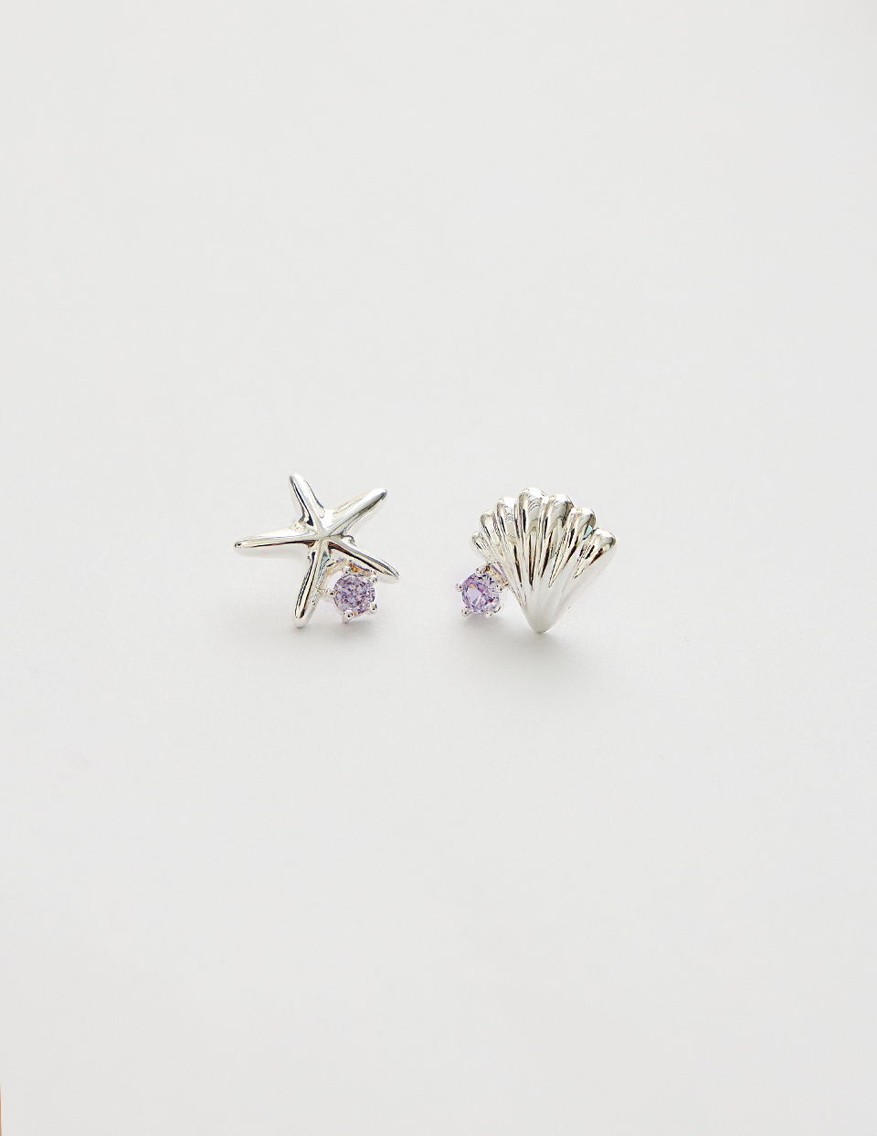 不對稱海星貝殼。針式耳環