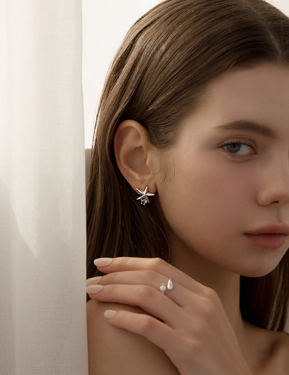 不對稱海星貝殼。針式耳環