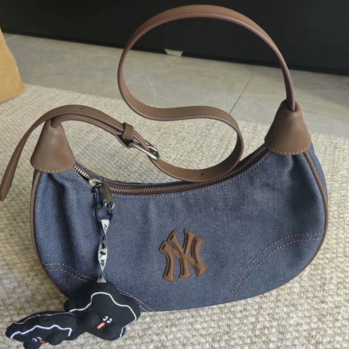 MLB 牛仔藍 復古牛仔 KARINA 同款 腋下包 街頭風 日常搭配