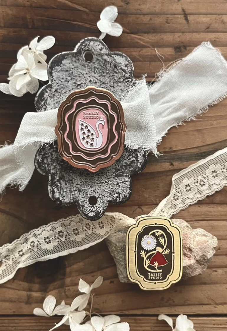 微瘋畫室 Breezy Studio |[限定品] 御菊女子.白鳥姬 / 復古金屬手帳夾