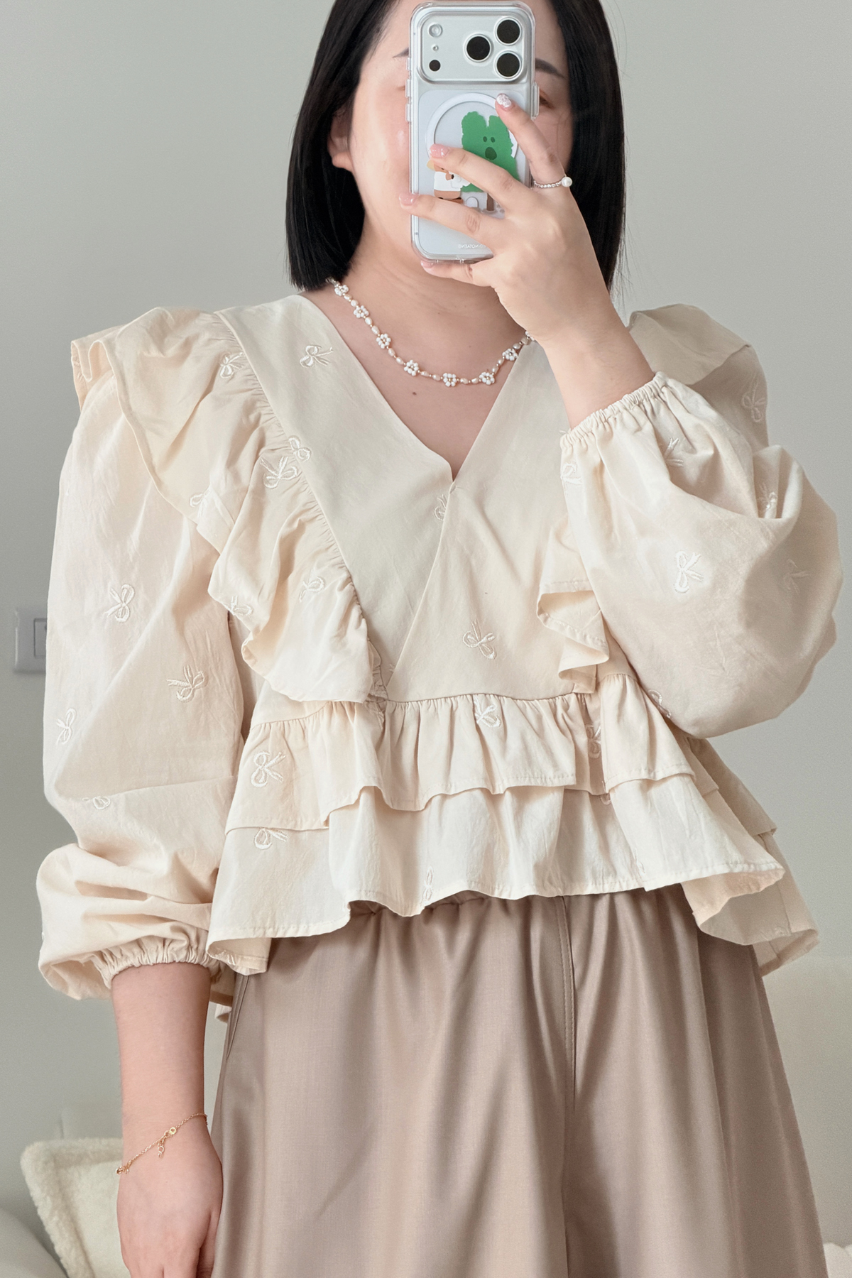 【現貨】NEHA正韓 ♥ V領刺繡蝴蝶結長袖上衣(兩色)