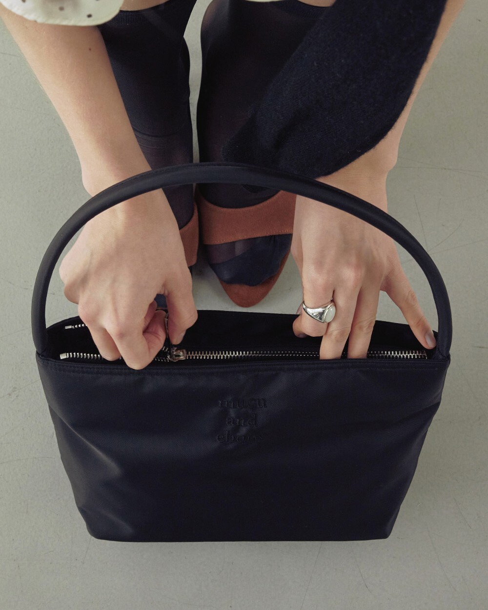 韓國濟州島 Mucu And Ebony Near Flat Bag 尼龍 單肩包 腋下包 黑