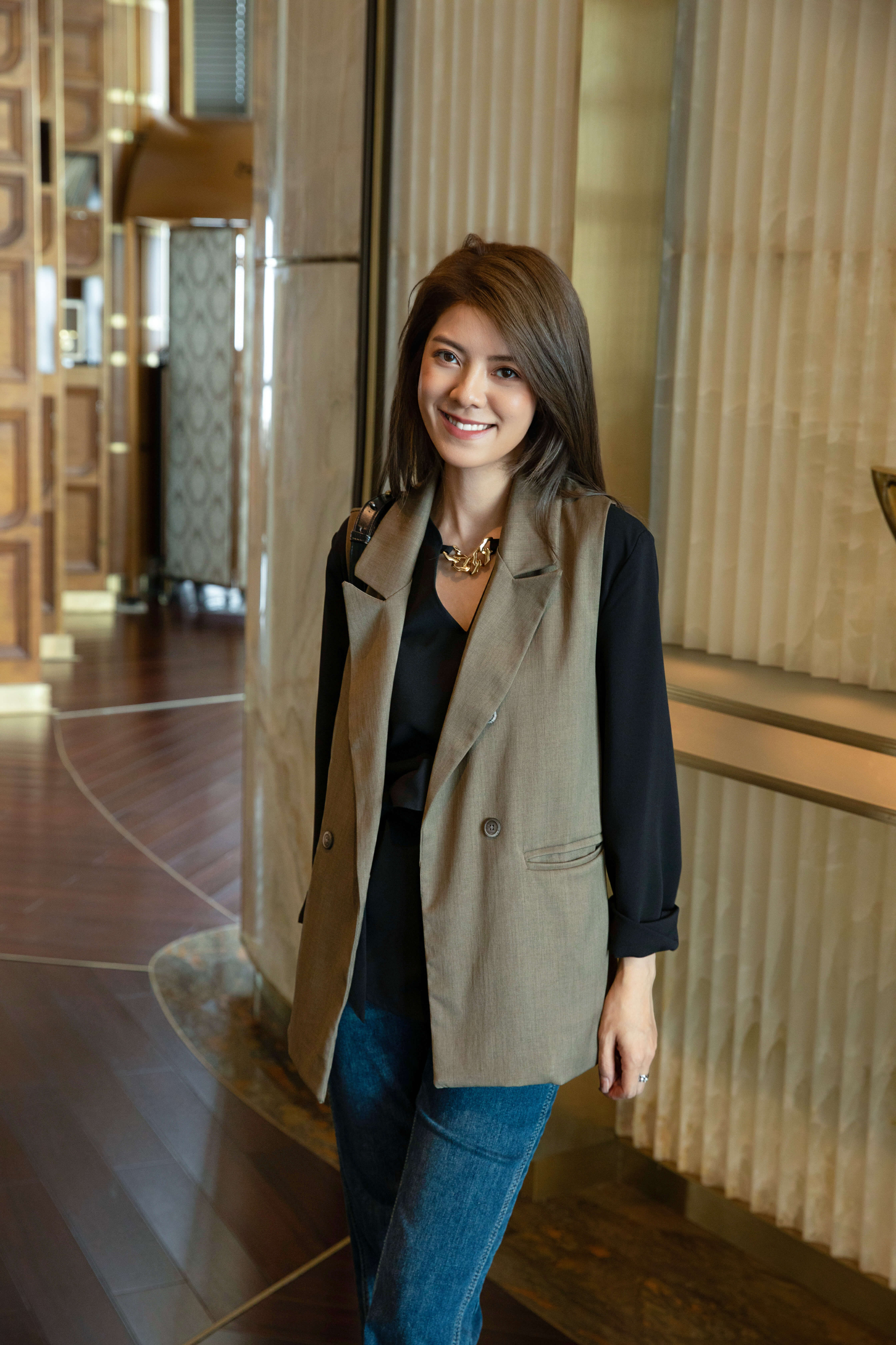 Belted Chain V-Neck Blouse_TP2510L08