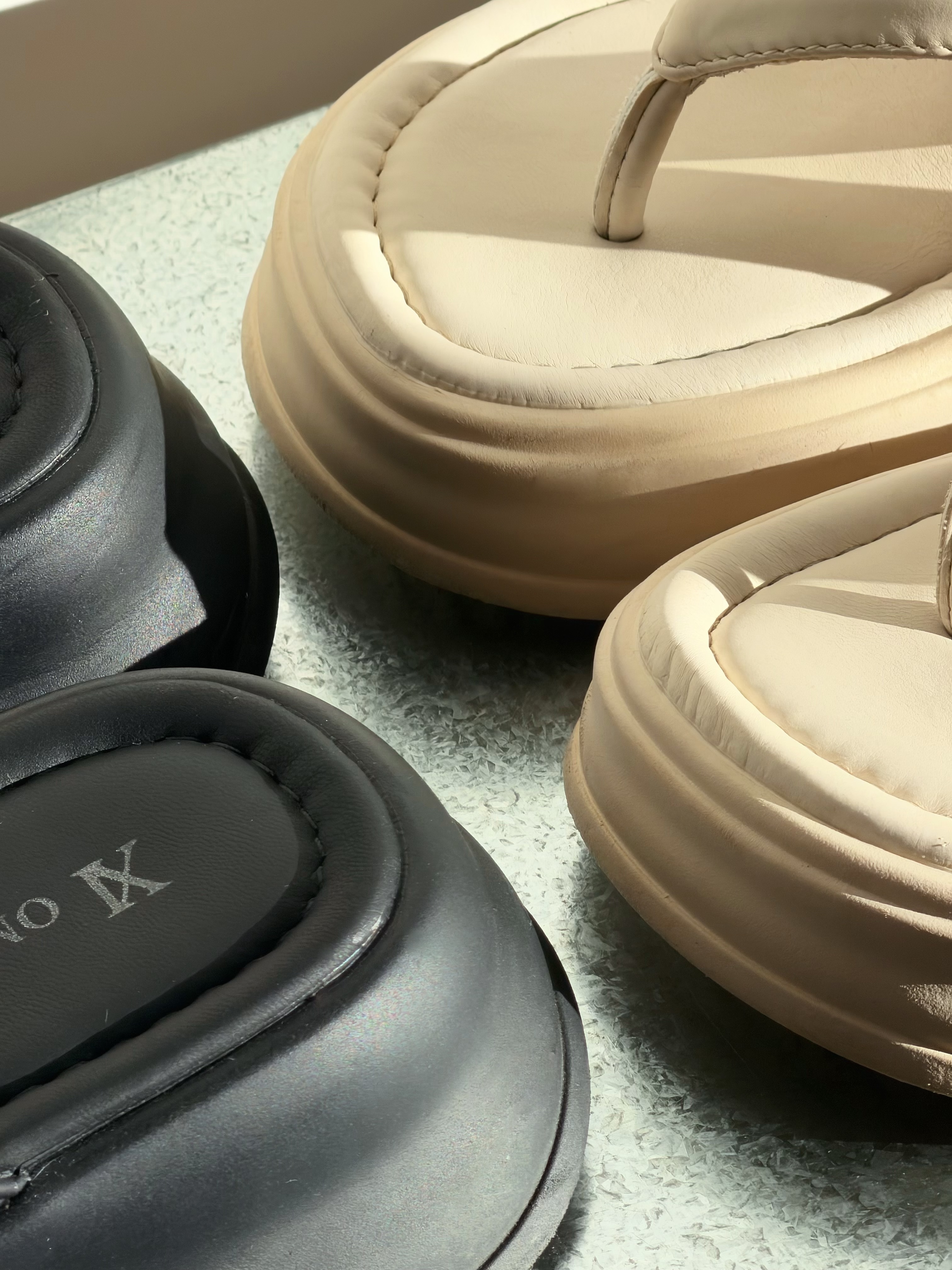 闆娘推薦👍🏻超軟軟✨走久不累厚底人字拖(黑/米白)