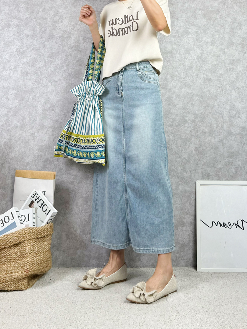 淺刷色氣質直筒剪裁・舒適微彈棉感牛仔裙