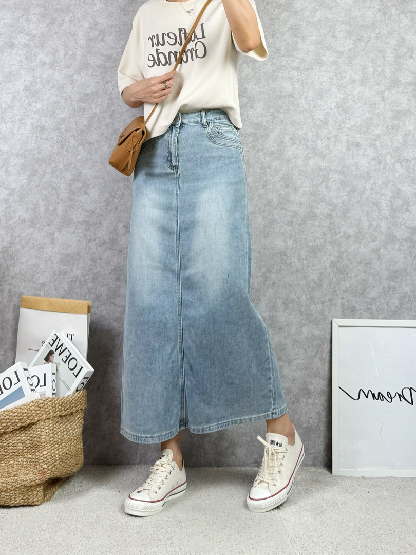 淺刷色氣質直筒剪裁・舒適微彈棉感牛仔裙