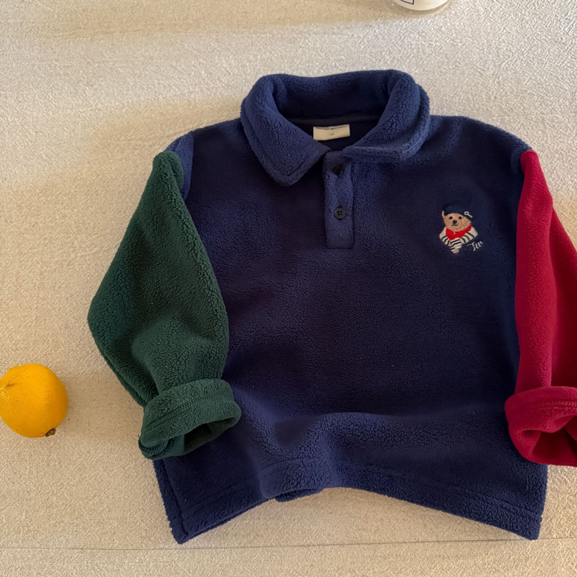 撞色袖刺繡小熊上衣