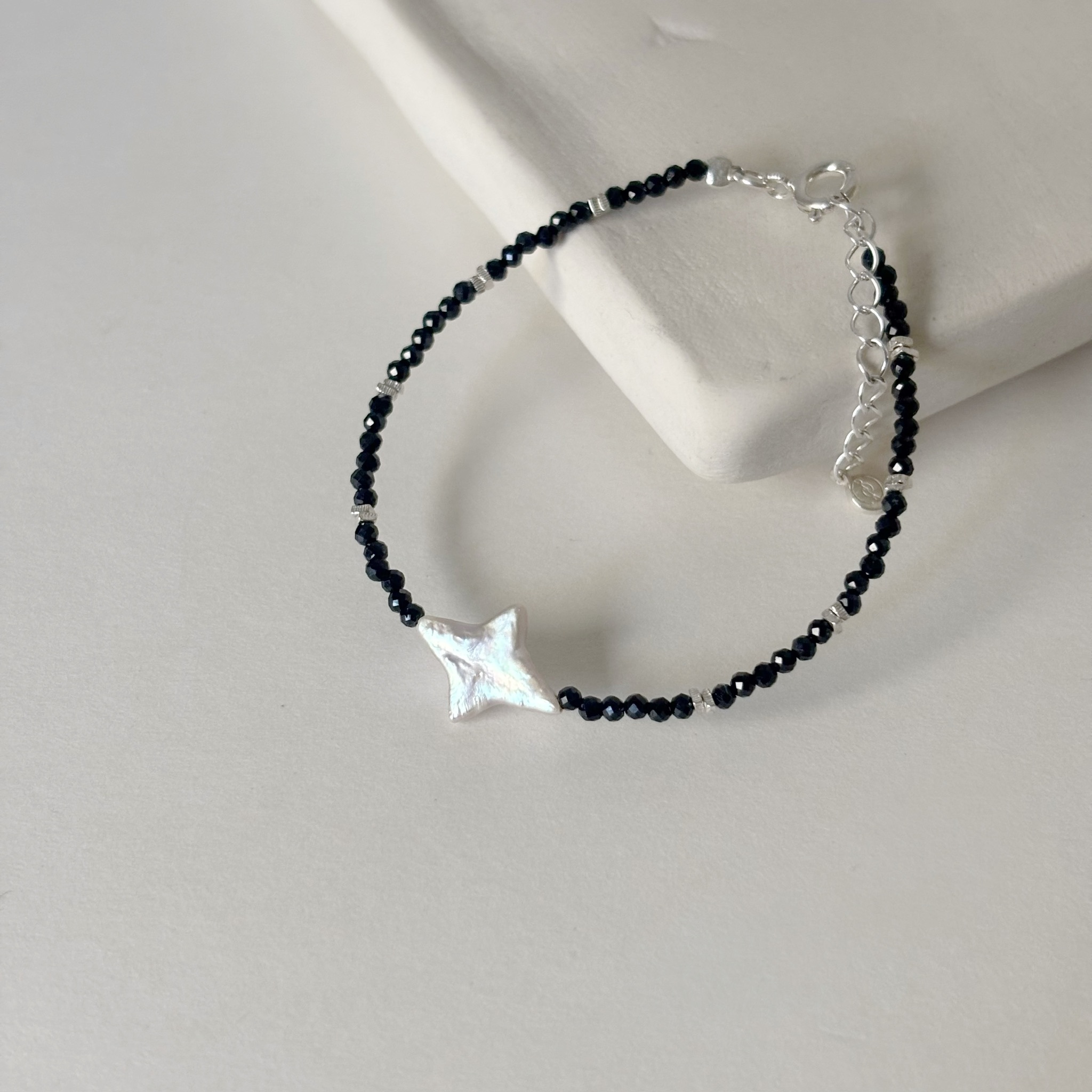 Aster珍珠黑尖晶手工手環