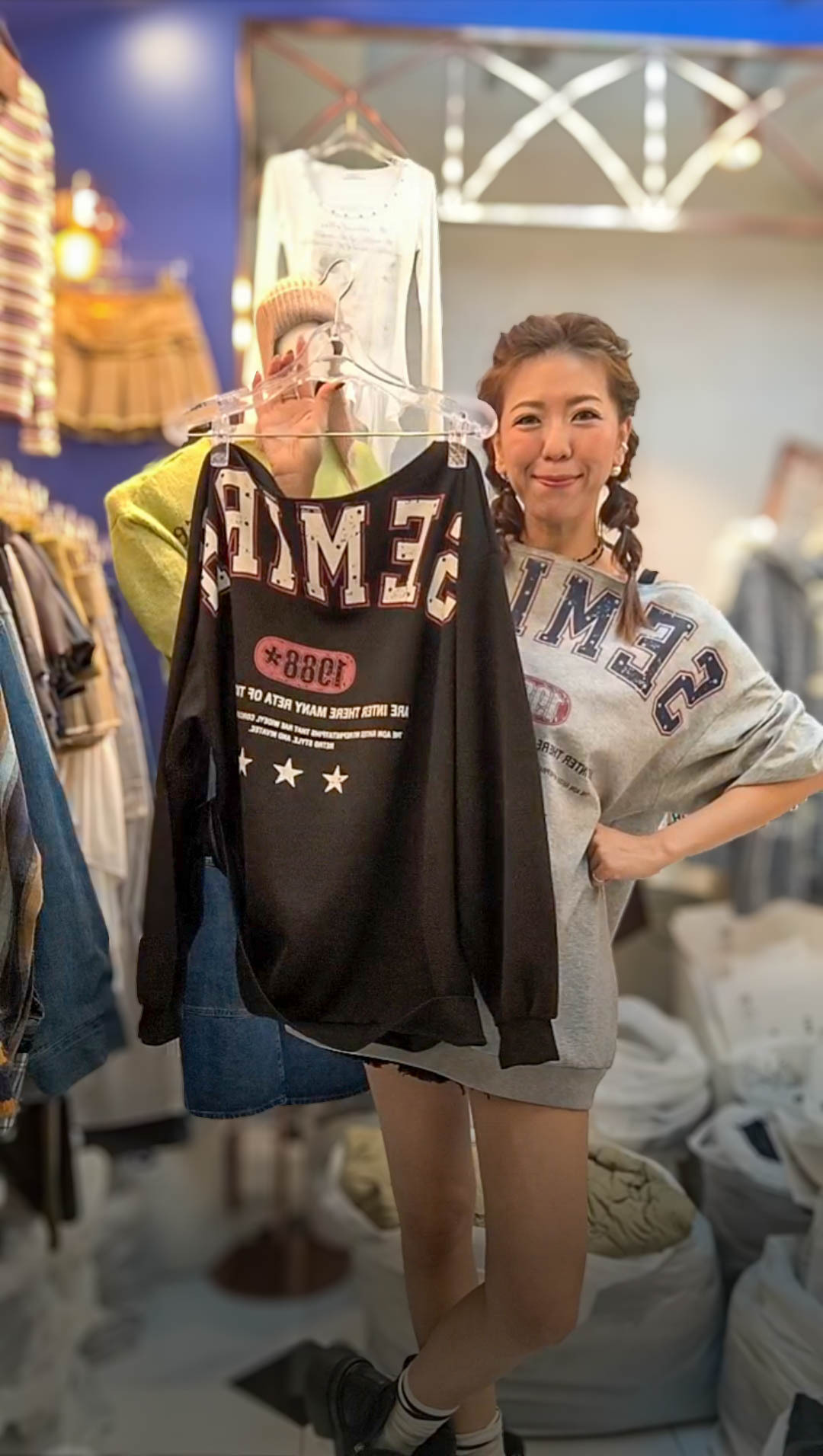 🥰K3590  ▶️大斜肩英文字上衣 👉B:134cm L:72cm