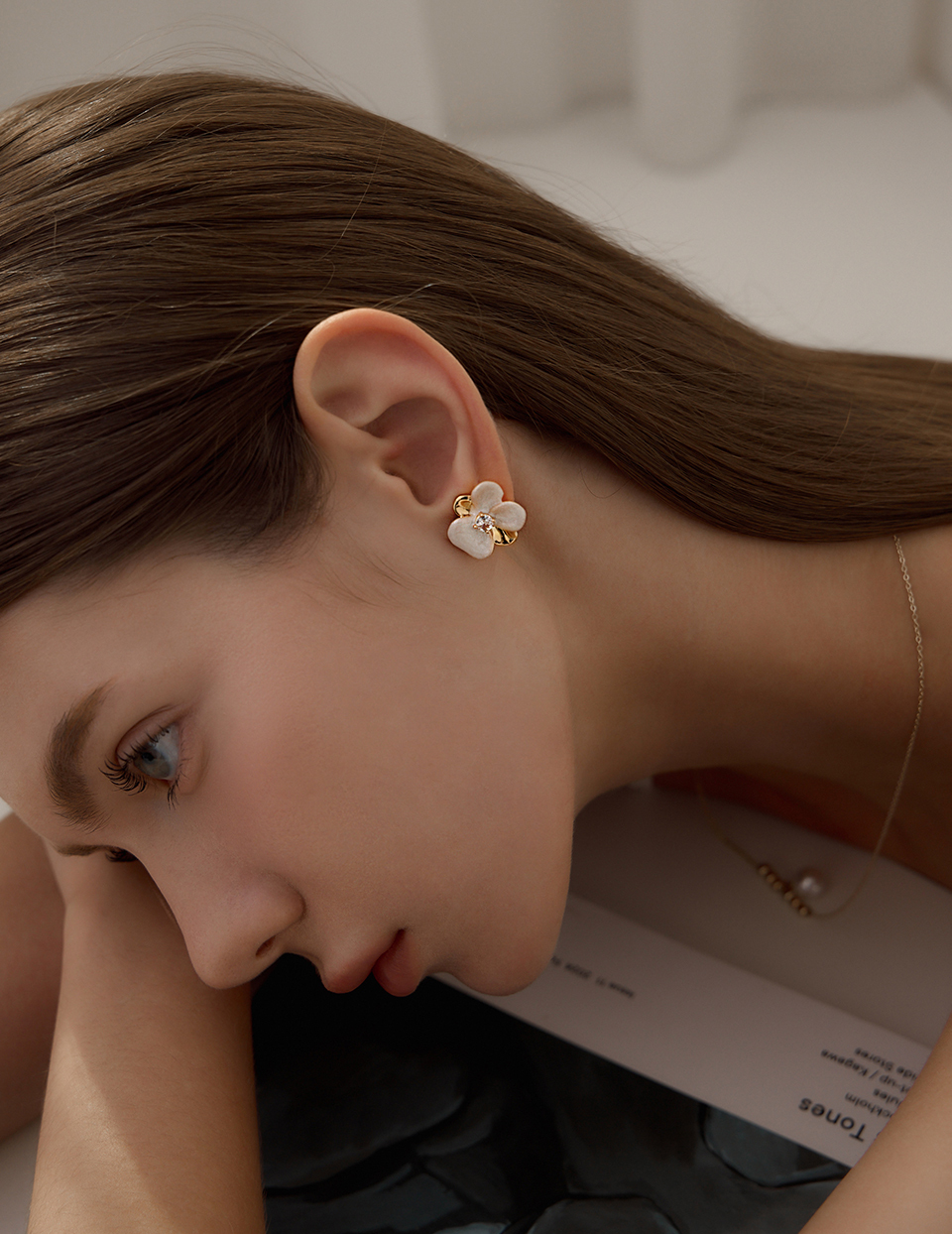 典雅畫釉蝴蝶結。夾式耳環