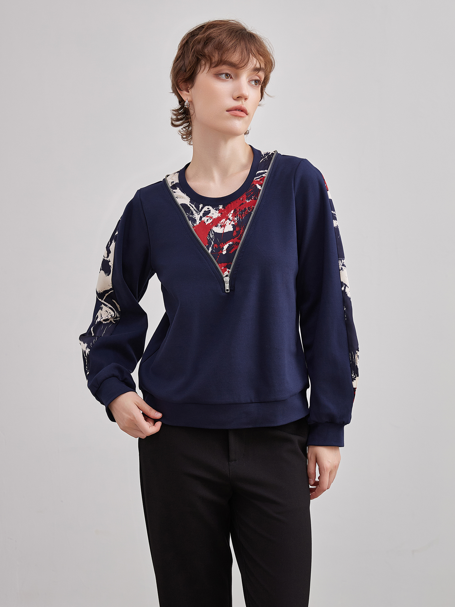 mi-tu圆领拉链拼接印花卫衣