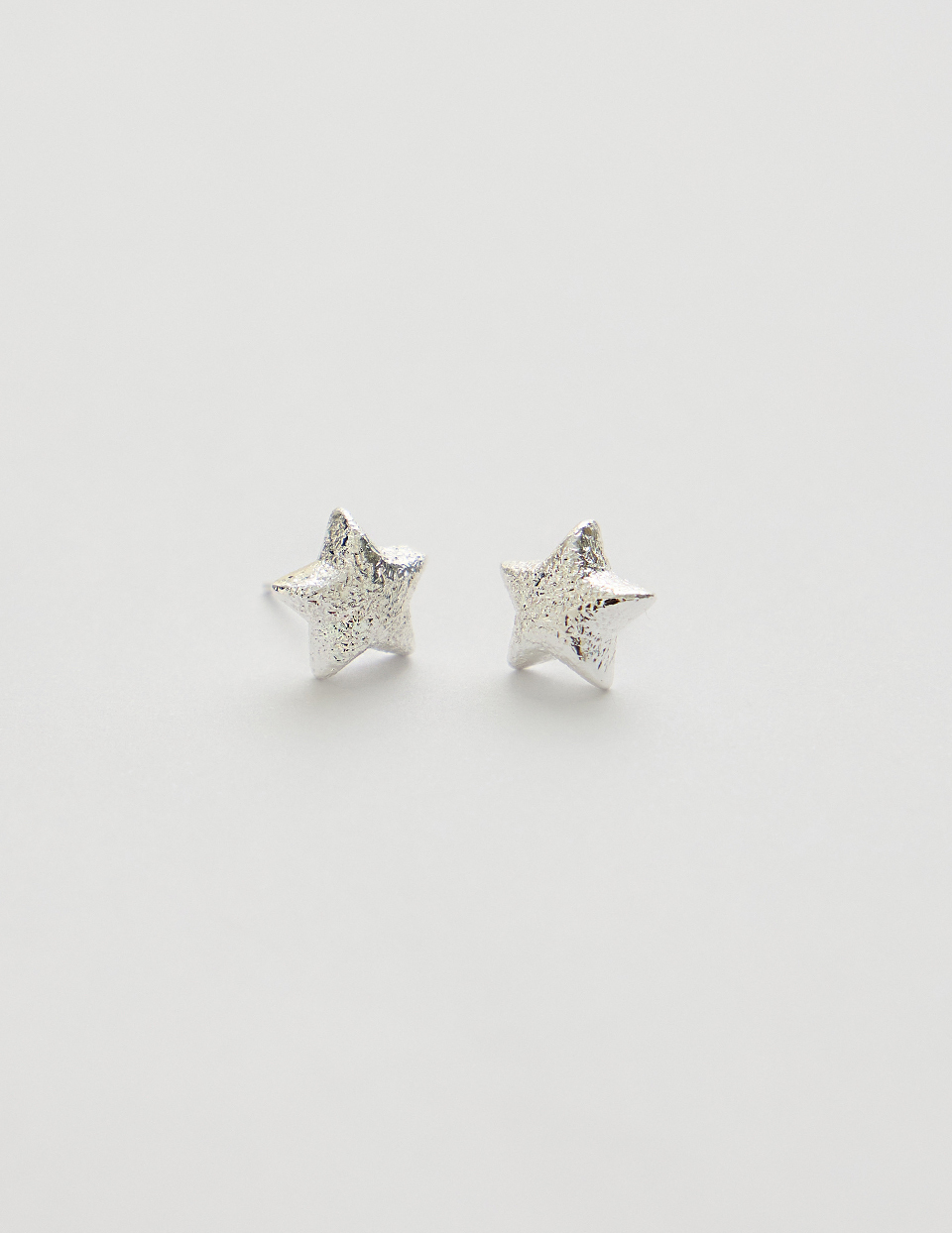 碎銀閃爍星星。針式耳環