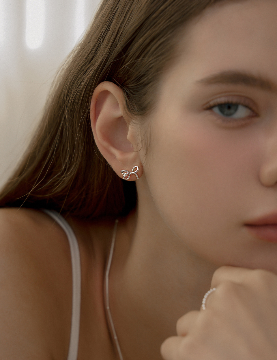 氣質微光蝴蝶結。針式耳環