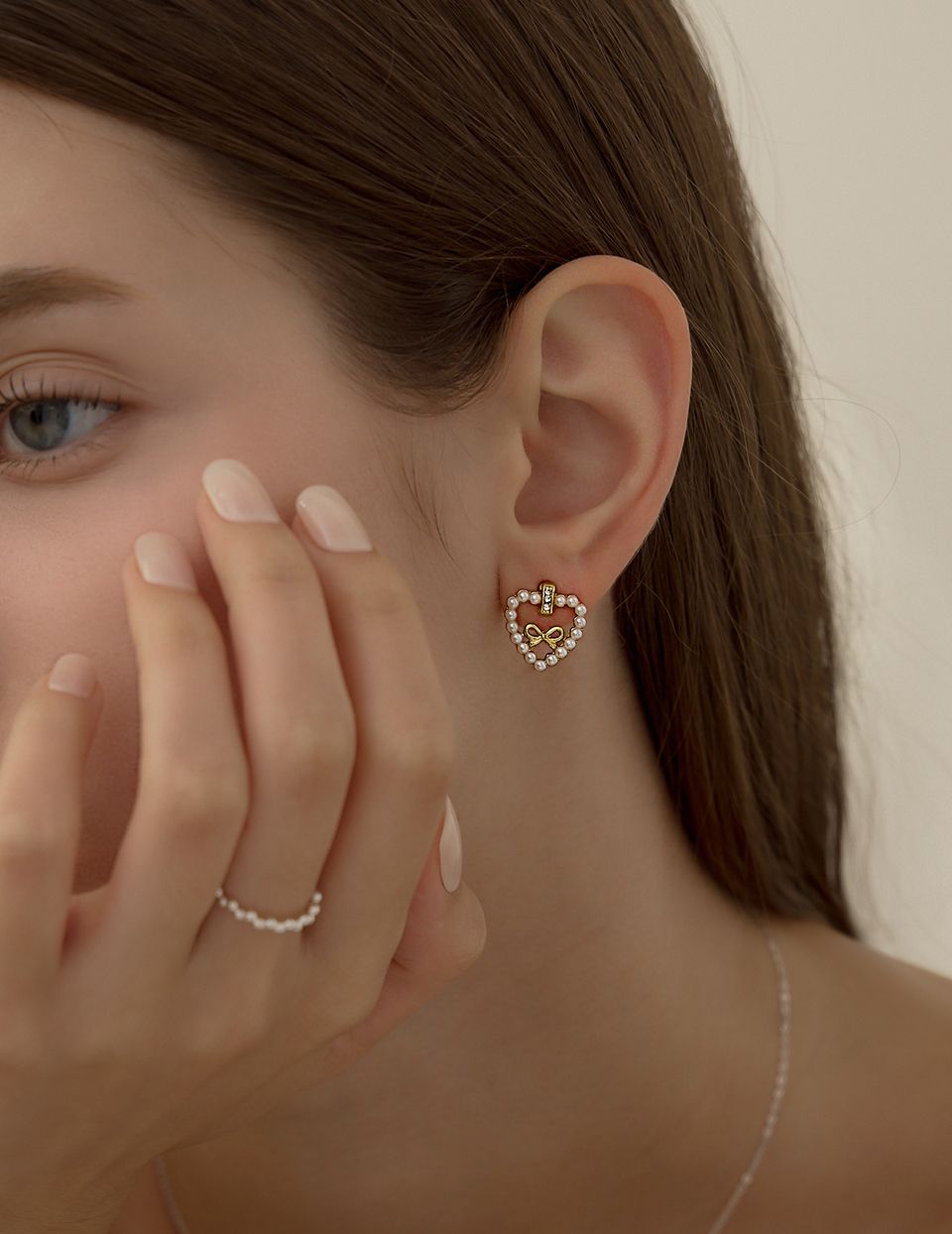 心型珍珠領結。針式耳環