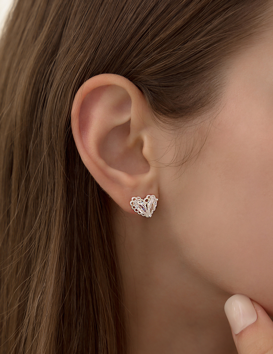 花邊晶透愛心。針式耳環