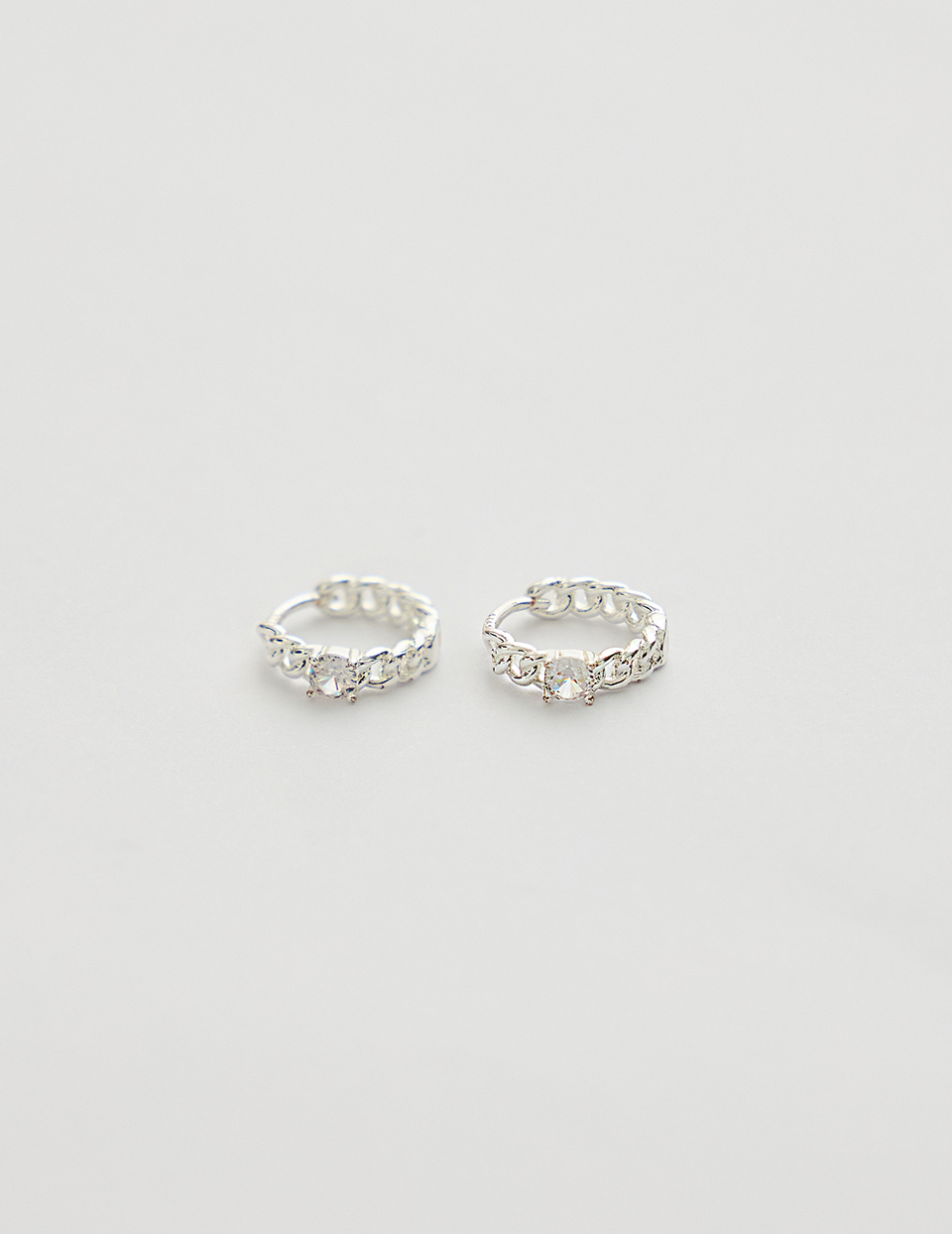 單鑽麻花鍊。針式耳環