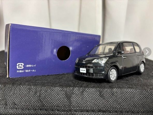 Toyota Spade 1/30 正廠模型車 (209 黑色)