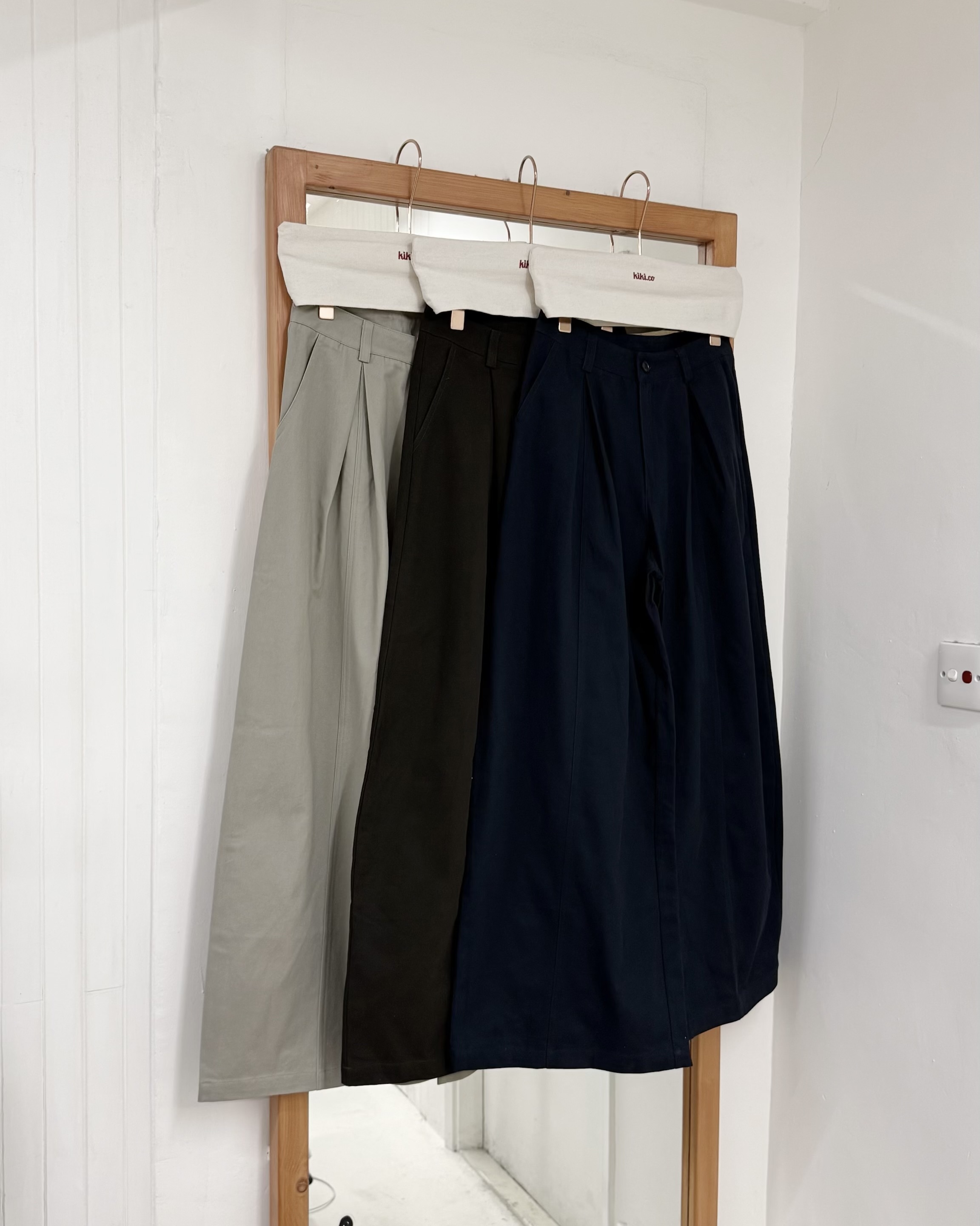 倒V褶腰微彎闊褲