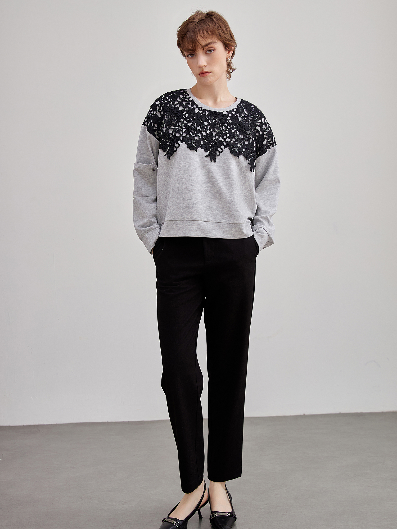 mi-tu 蕾絲拼接圓領衛衣