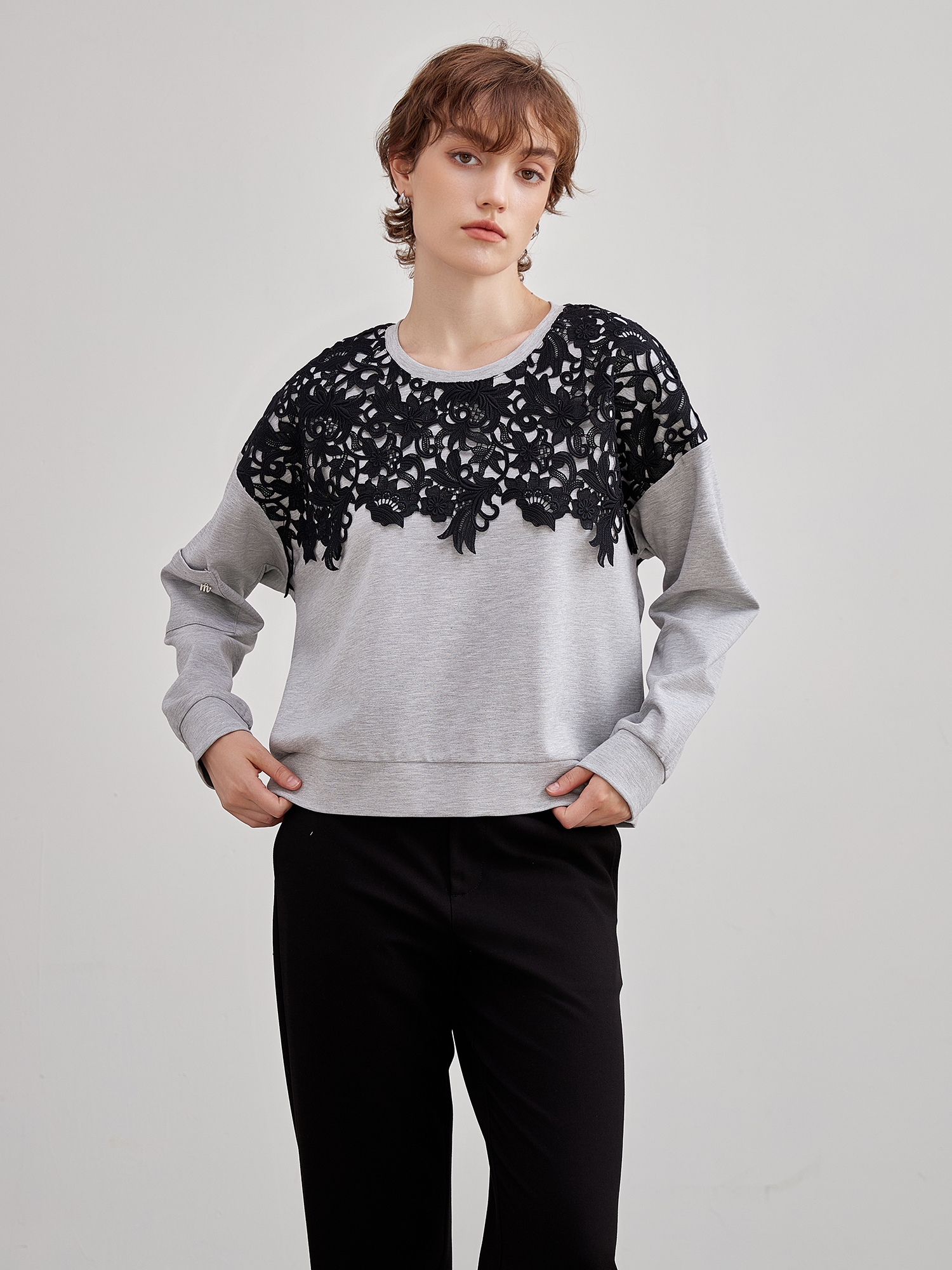 mi-tu 蕾絲拼接圓領衛衣