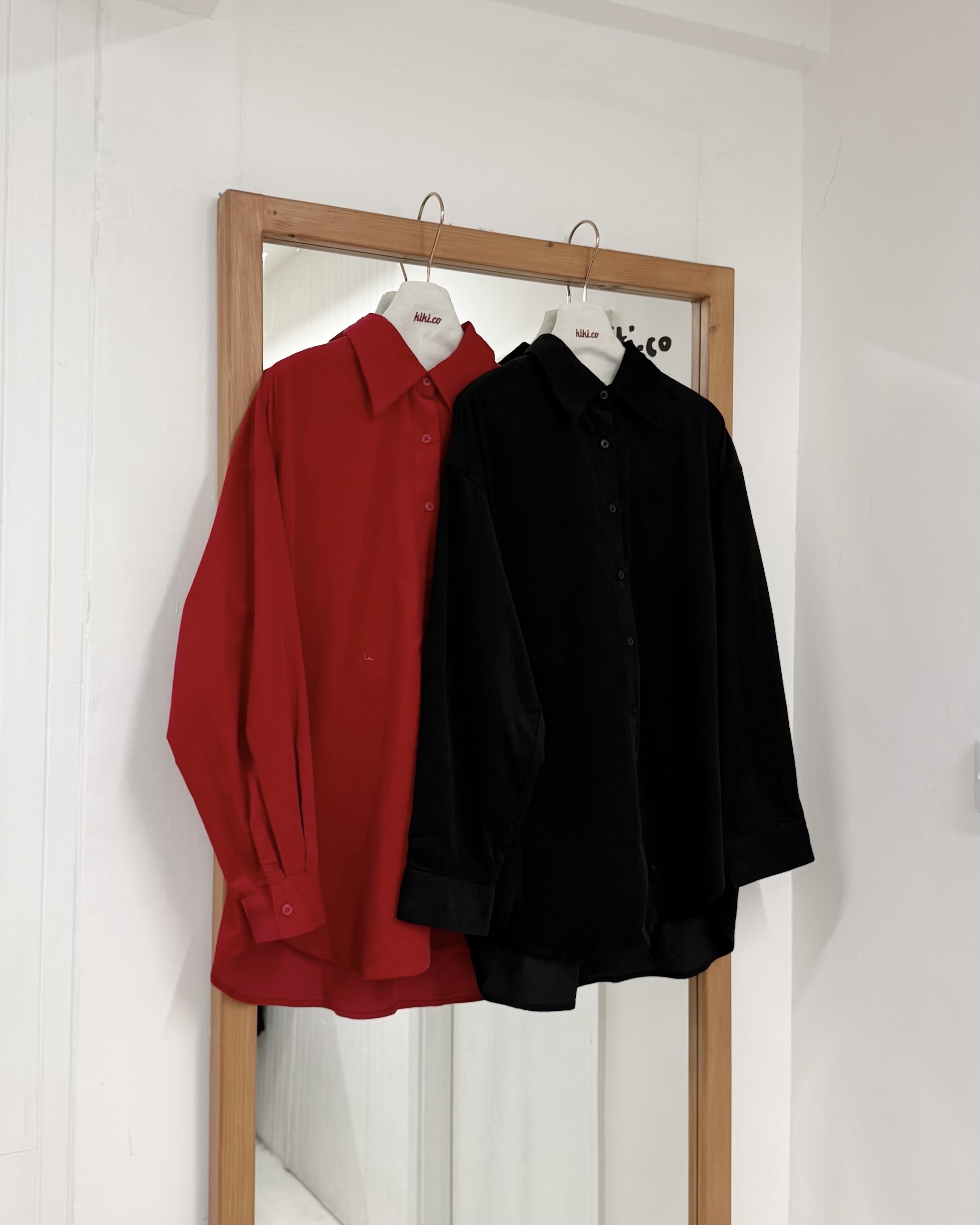 尖領薄燈芯絨恤衫配領帶