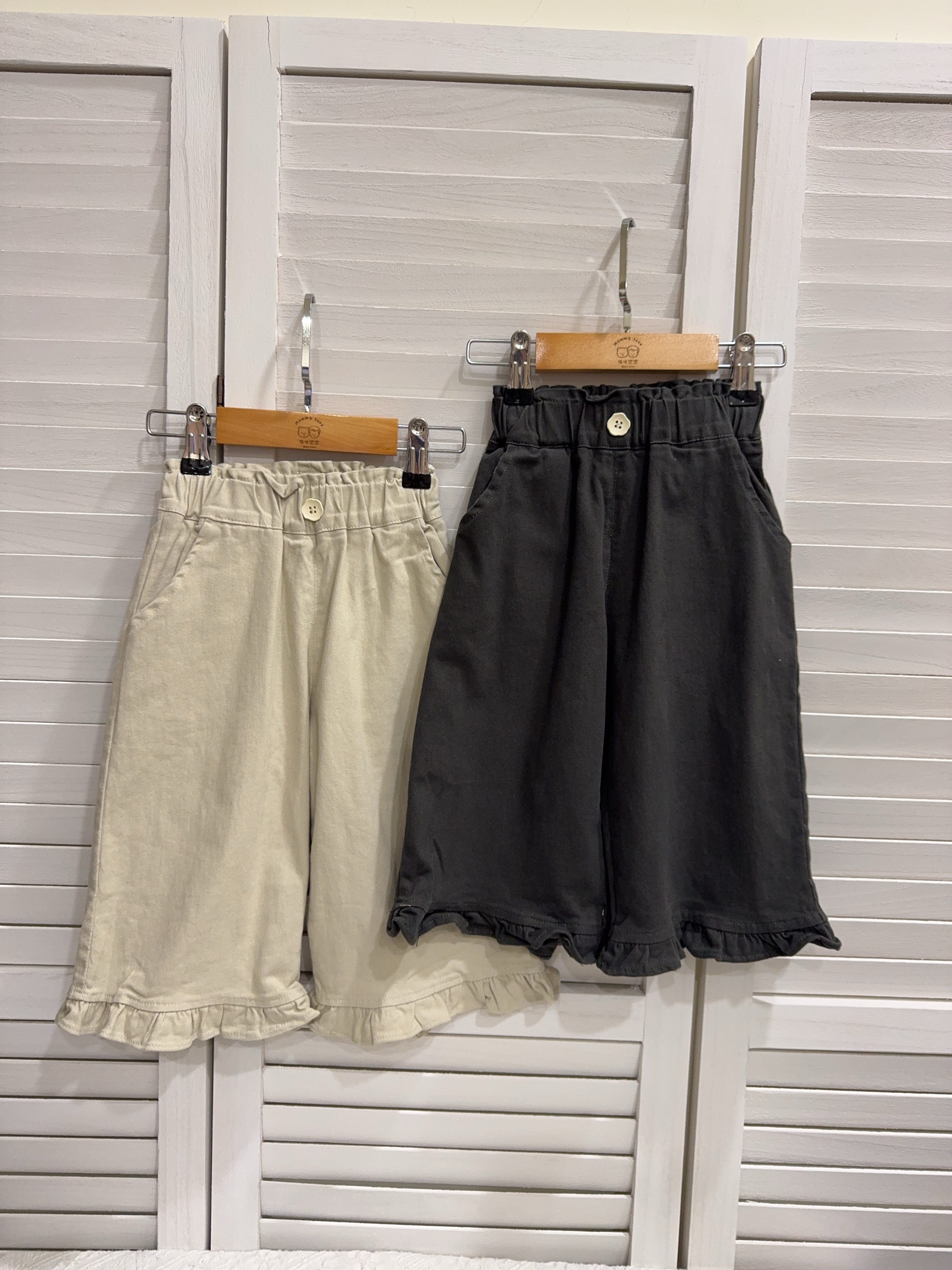 8102花扣荷葉邊褲