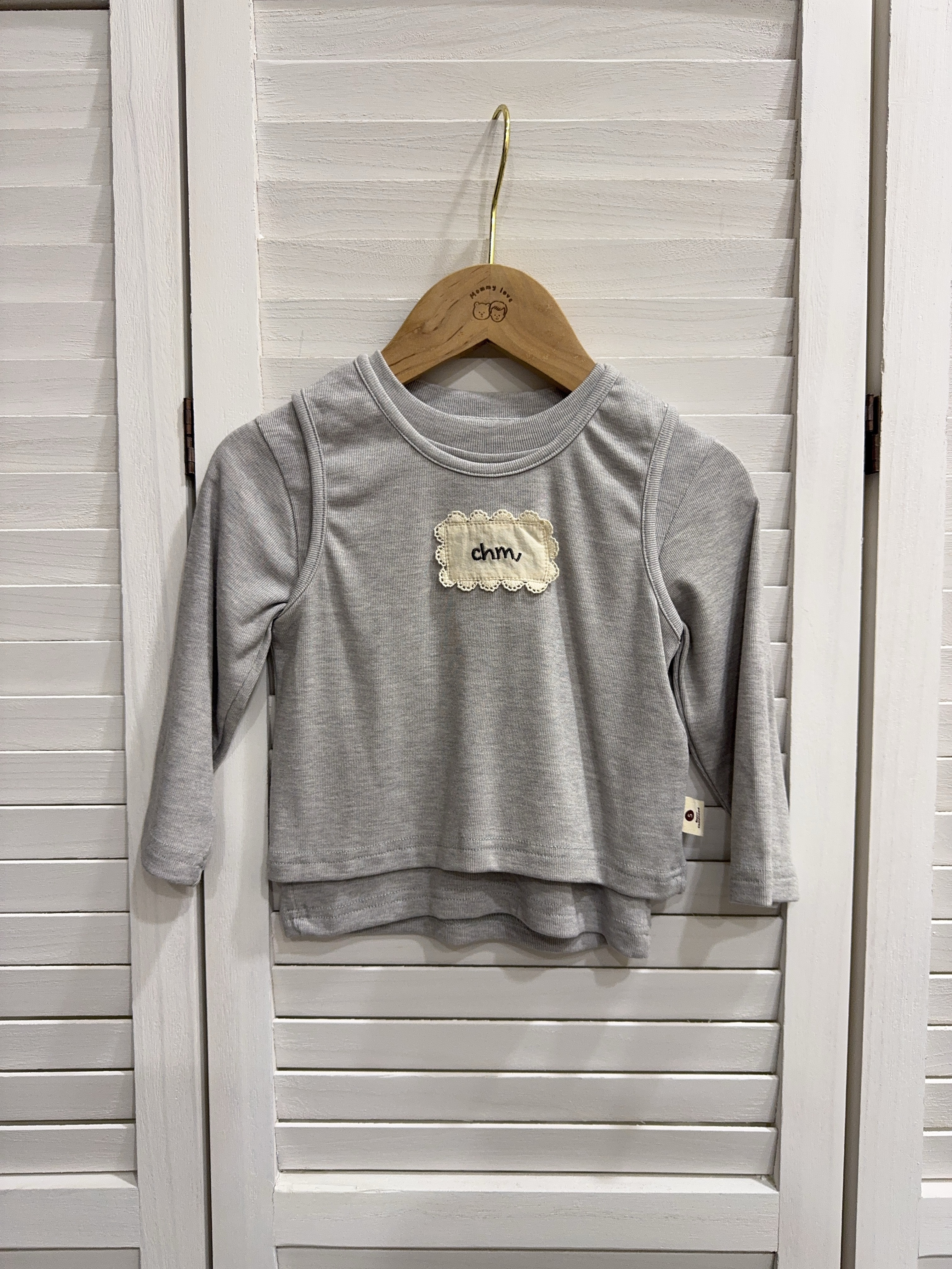 8165兩件式刺繡花標灰色上衣c132