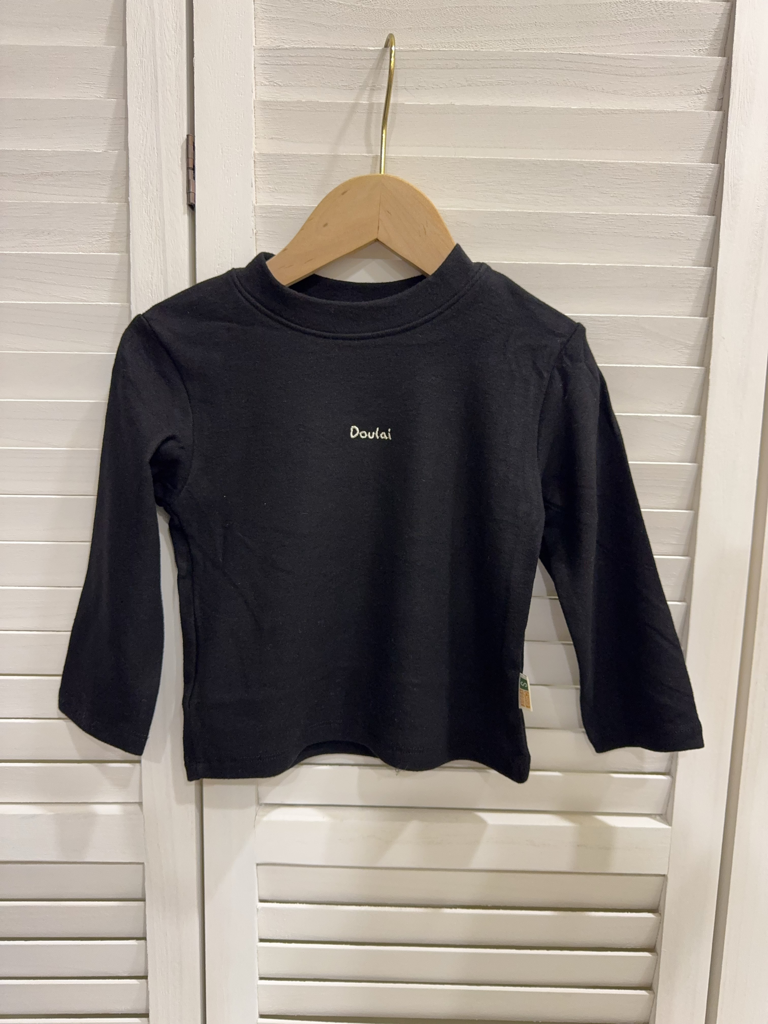 8601黑色磨毛字母上衣c133