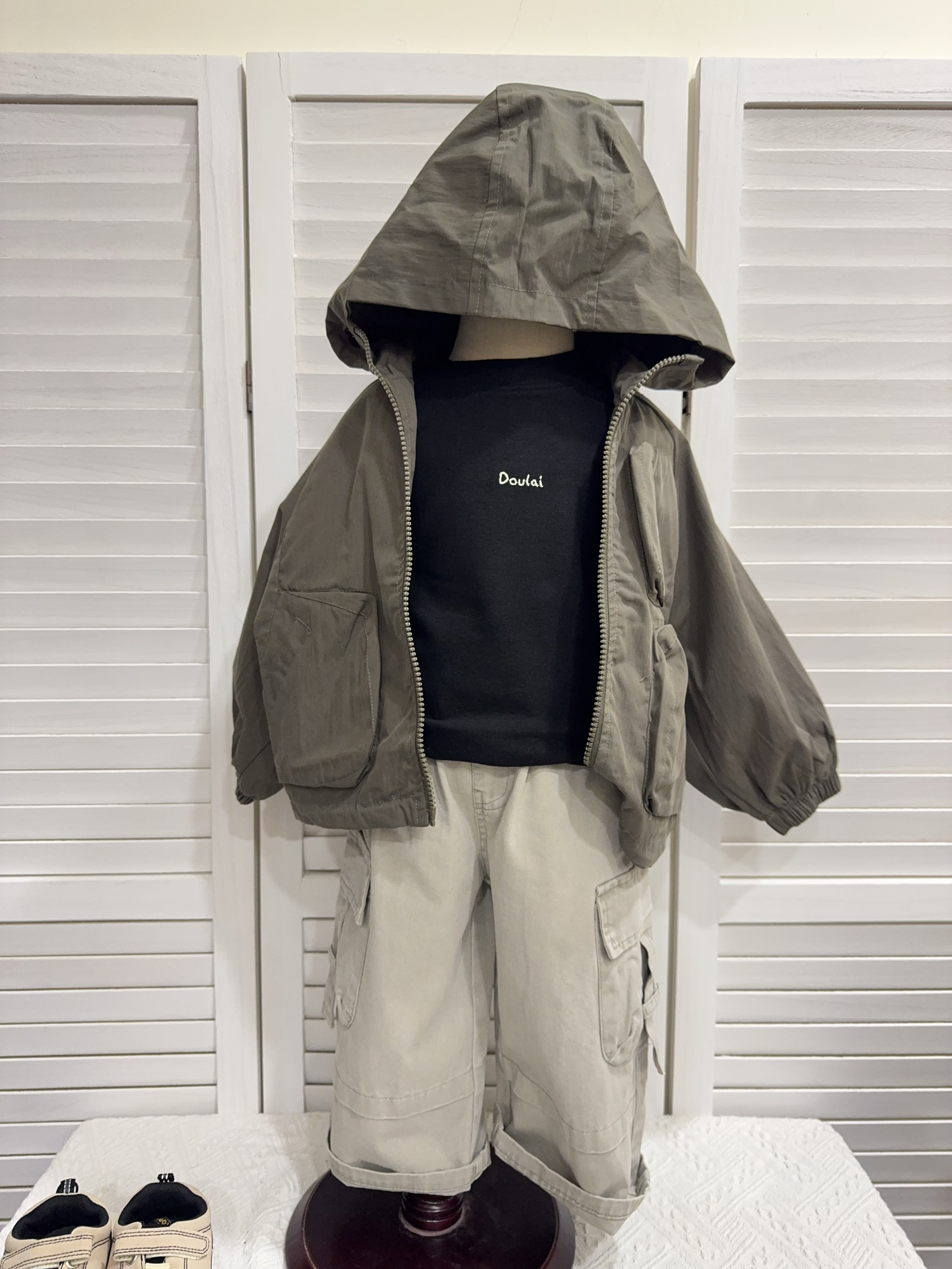 8601黑色磨毛字母上衣c133