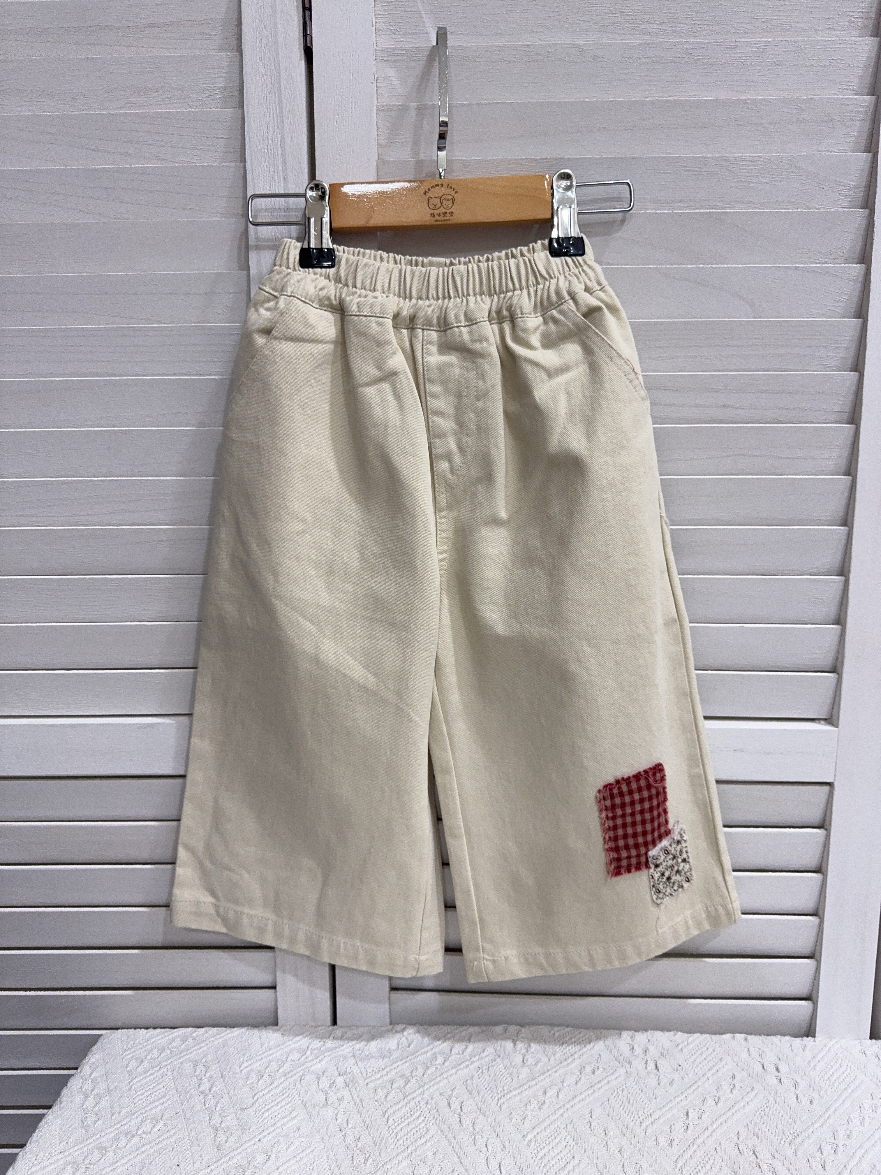 Q030碎布接拼米白長褲c145