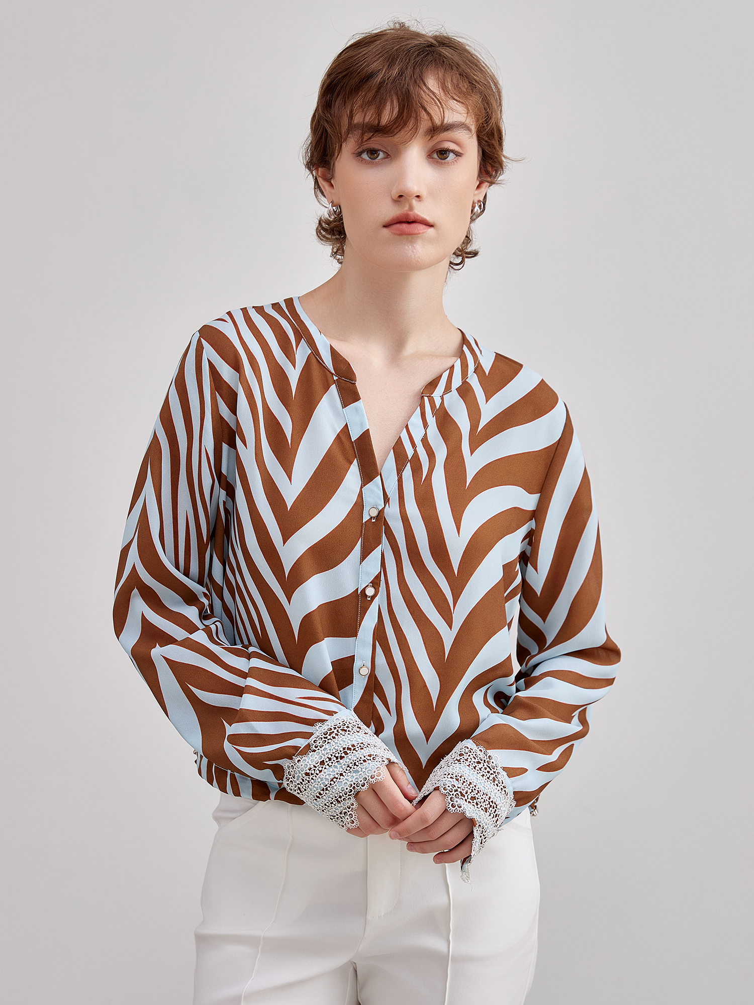 mi-tu 斑馬紋印花蕾絲拼接上衣