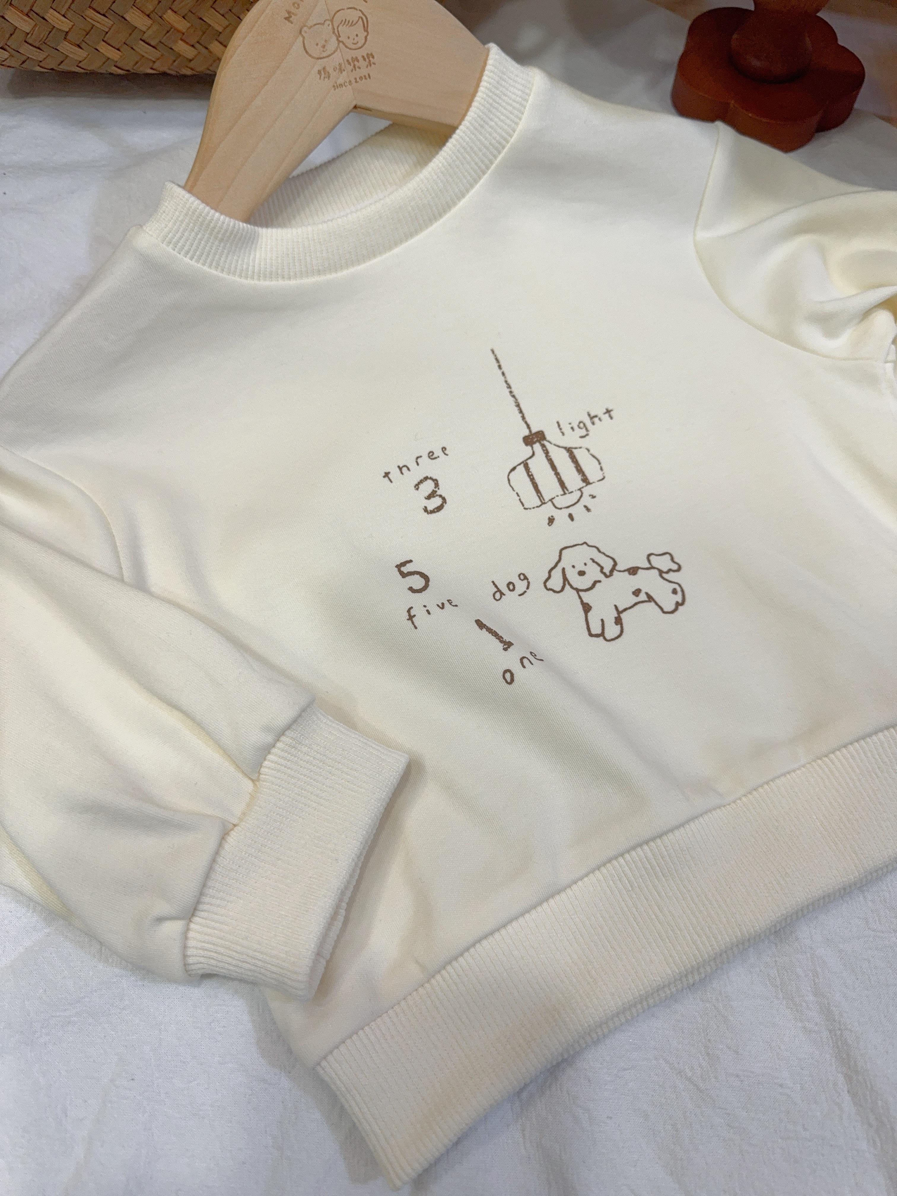 1031杏色數字狗狗上衣c170