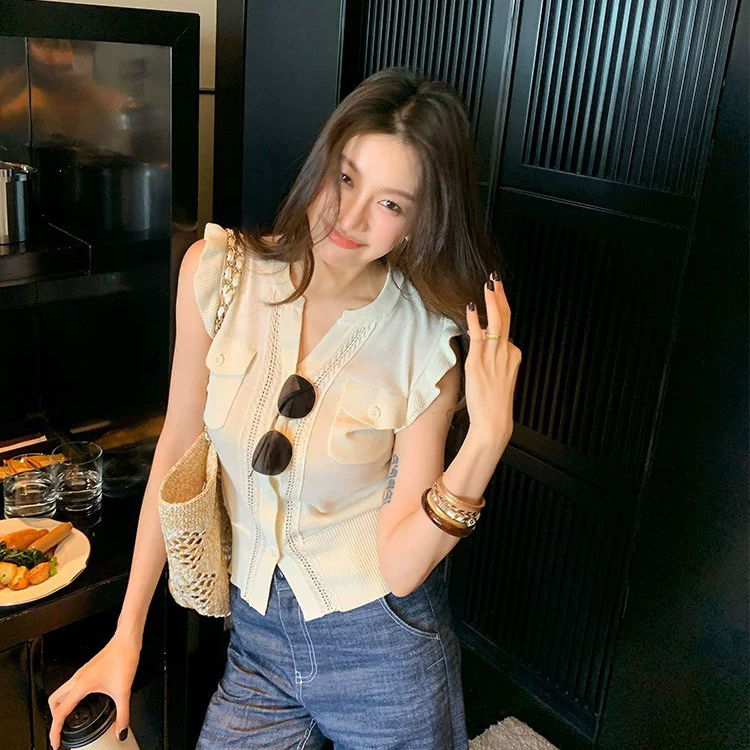 荷葉滾邊雙口袋造型圓領排釦上衣-S-L (Elegant & Love)