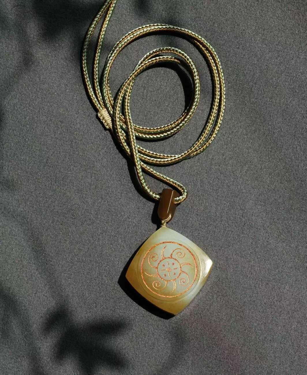 923736 和田玉金山糖白三足金烏