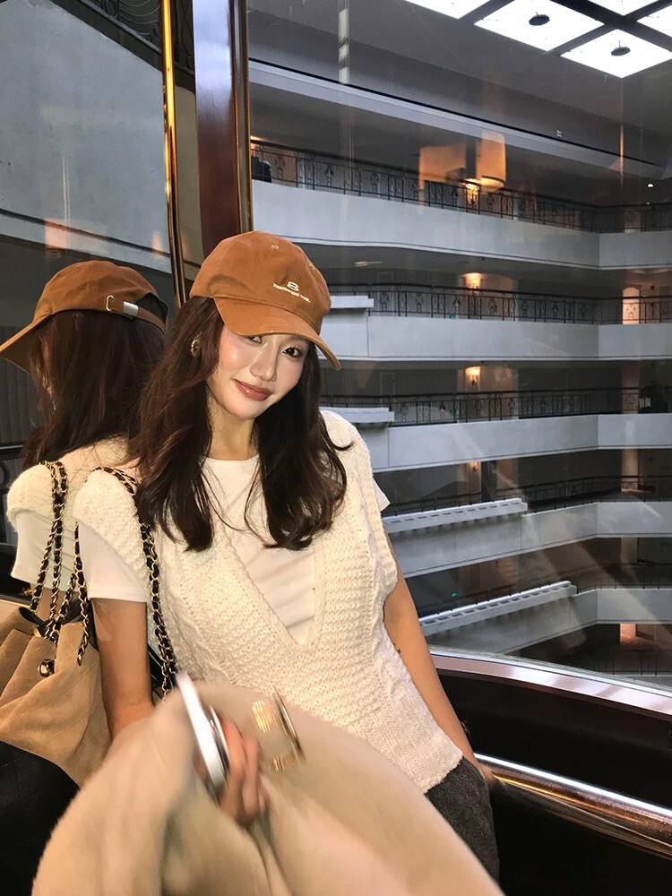 雲朵白雙麻花拼接針織V領背心上衣-S-XL (Elegant & Love)