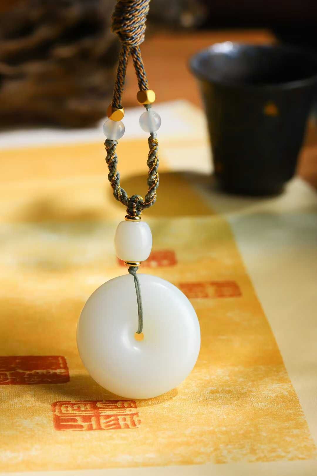 923738 和田玉羊脂白平安扣 (36.6mm直徑)