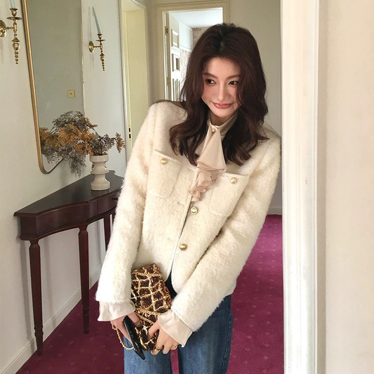 雲朵白溫柔小香風毛海感圓領排釦外套-S-L (Elegant & Love)