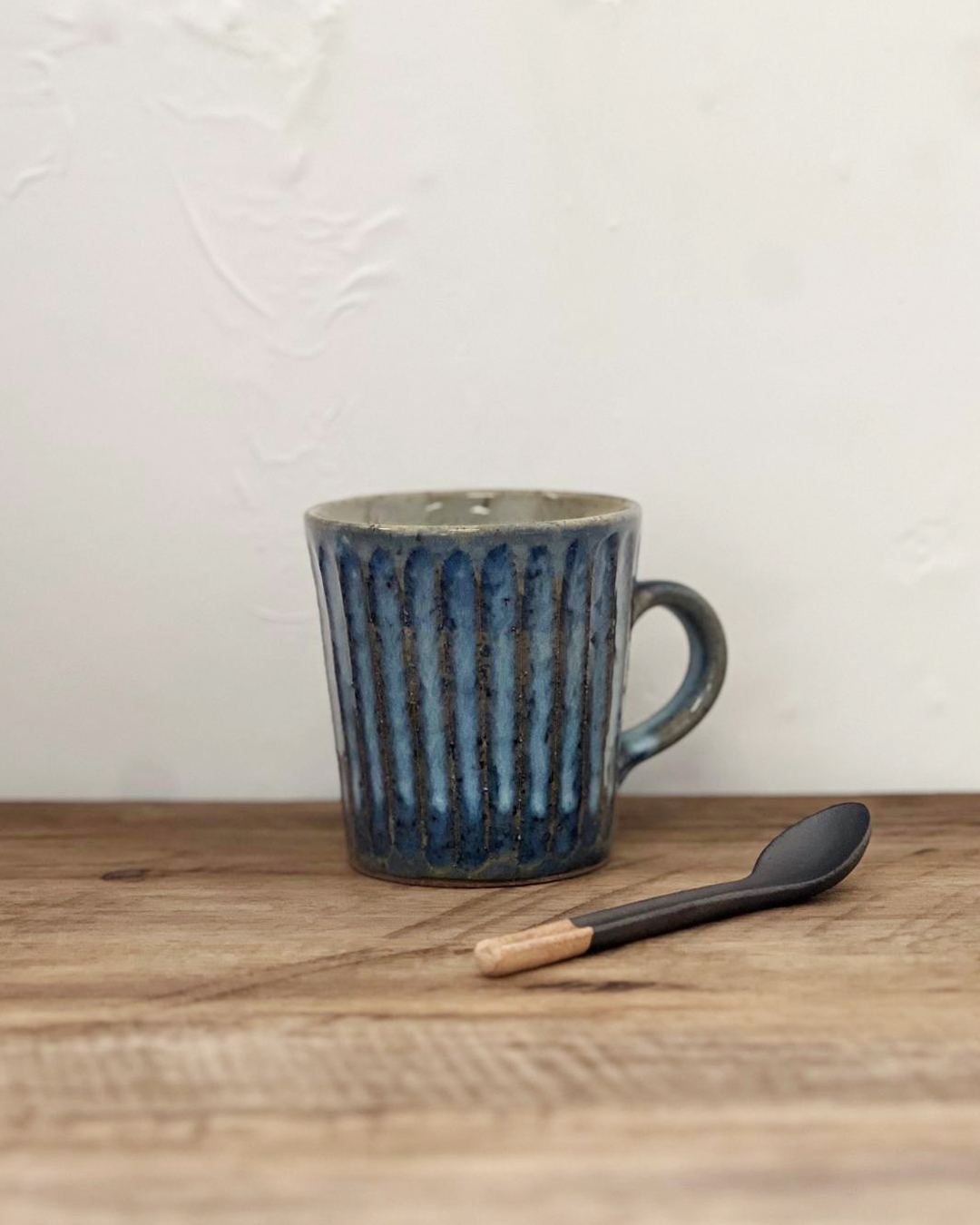 Handmade Pottery Carved Mug Blue｜Shigaraki ware