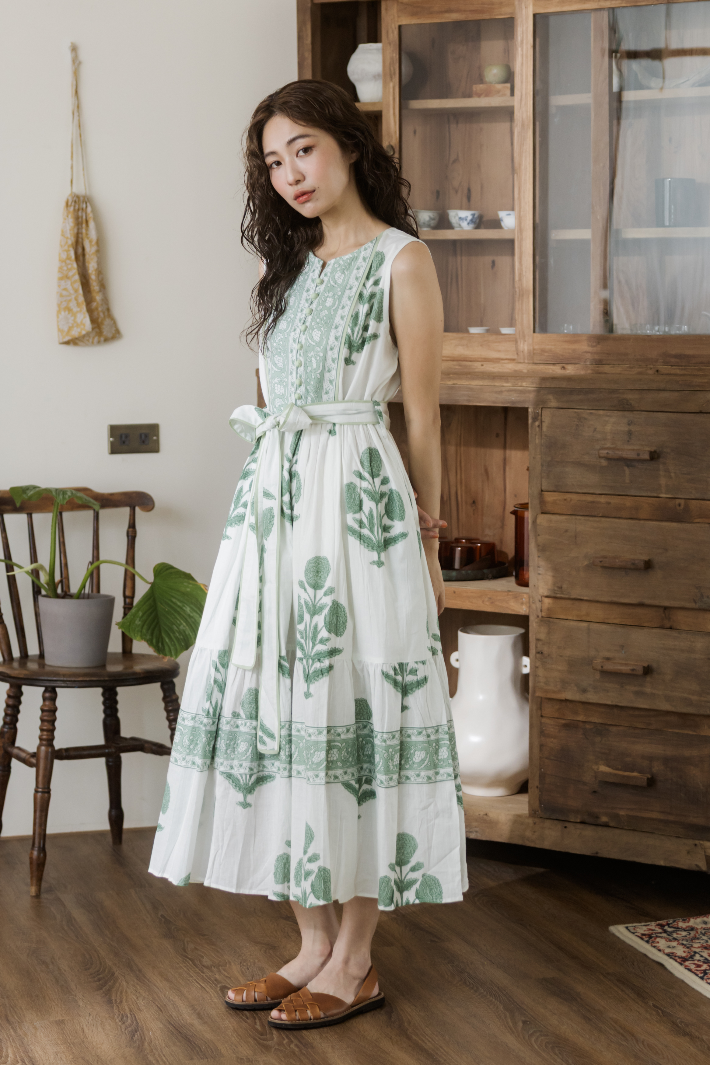 無袖綁帶洋裝_白底綠花
